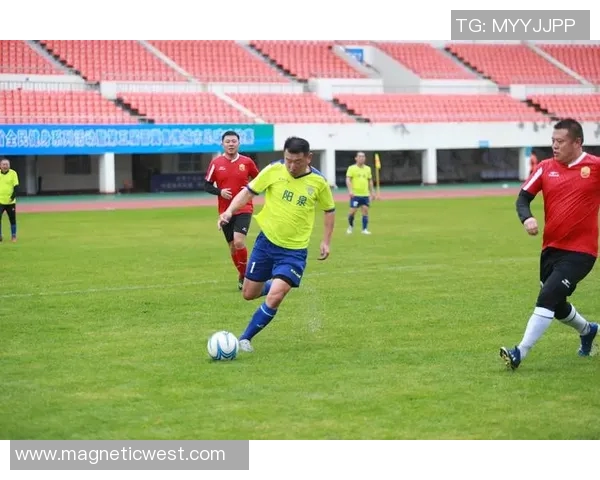 中国足球明星吐舌瞬间引发热议球迷热情高涨展现个性魅力